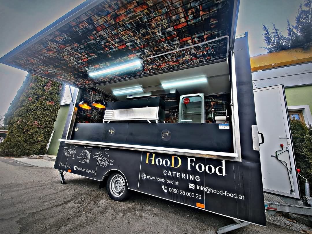 Der Hood Food Truck mit geöffneter Theke