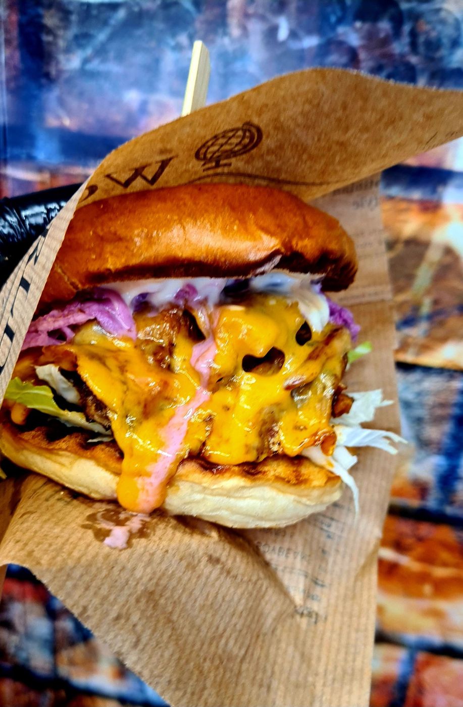 Burger mit Käse-Sauce und Cole Slaw