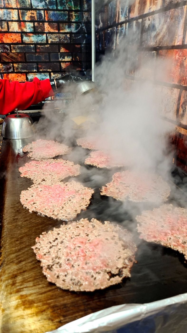 Smash Patties auf der Grillplatte