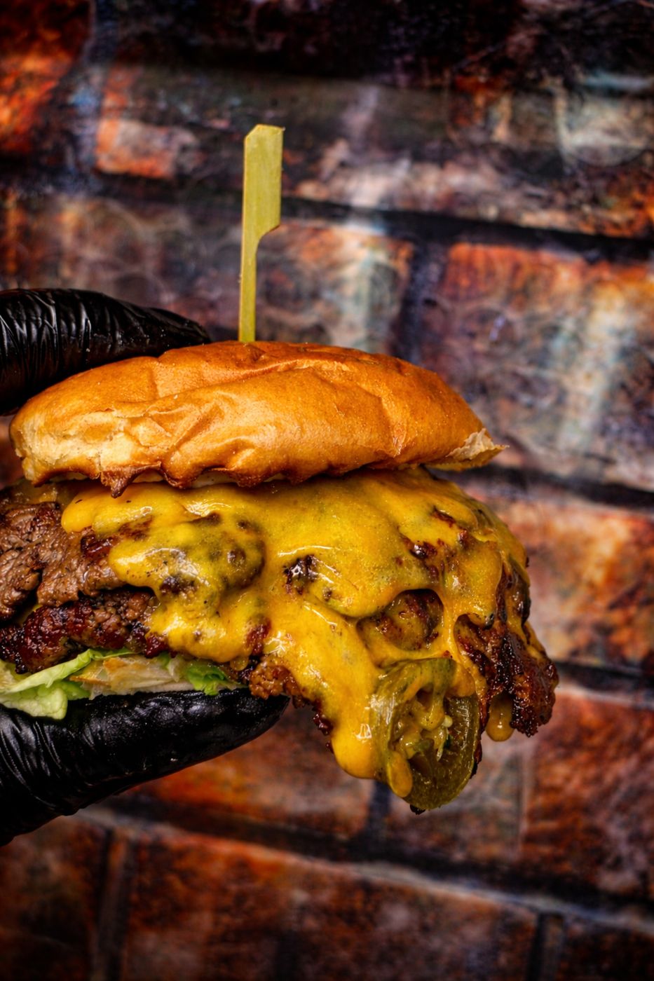 Burger mit Käse und Jalapenos