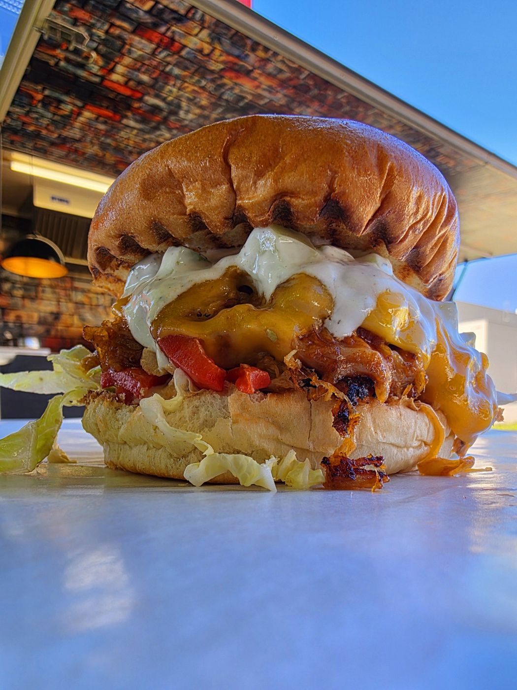 Burger vor dem Hood Food Truck