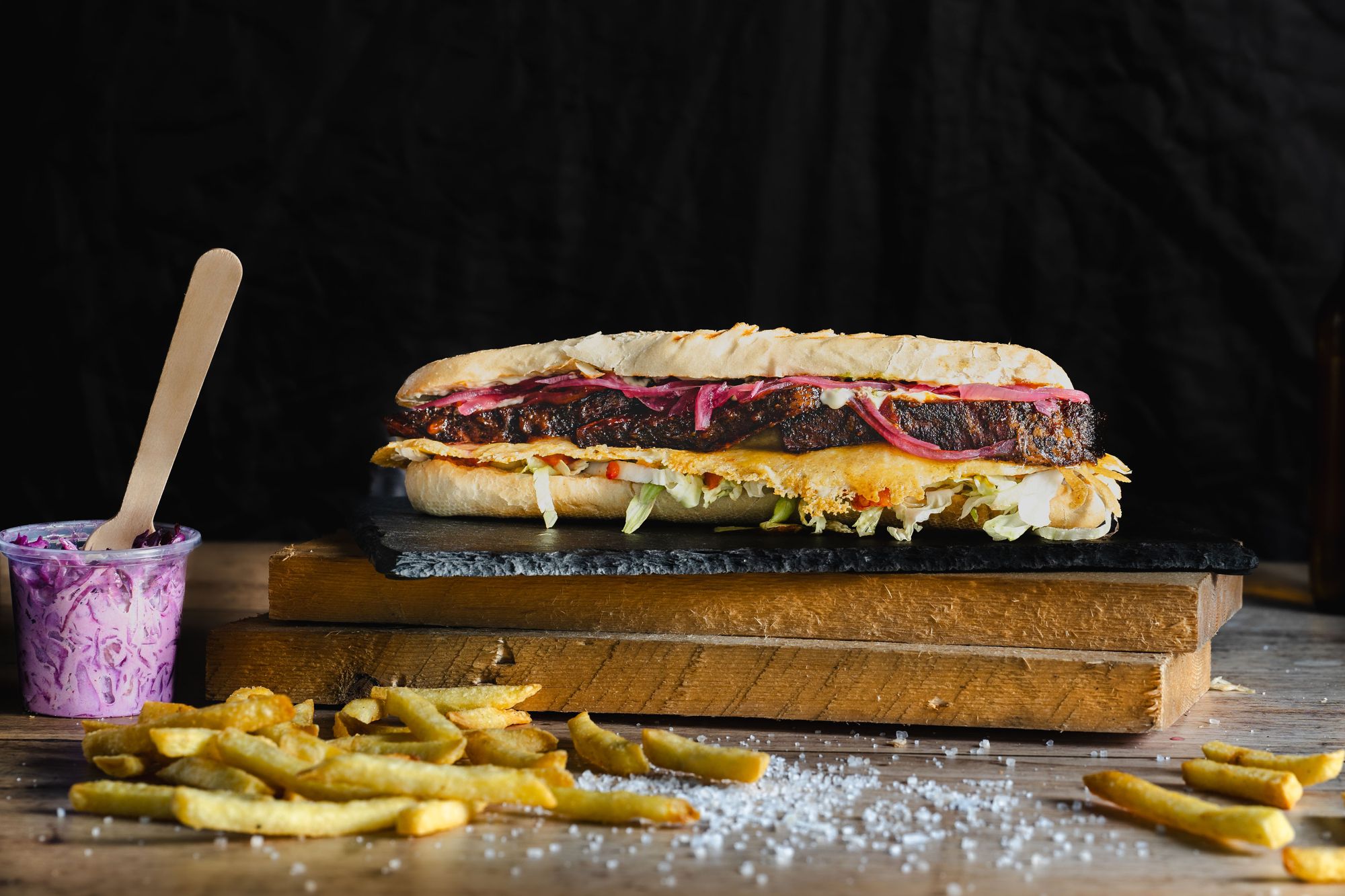 Brisket Sandwich mit Pommes und Cole Slaw